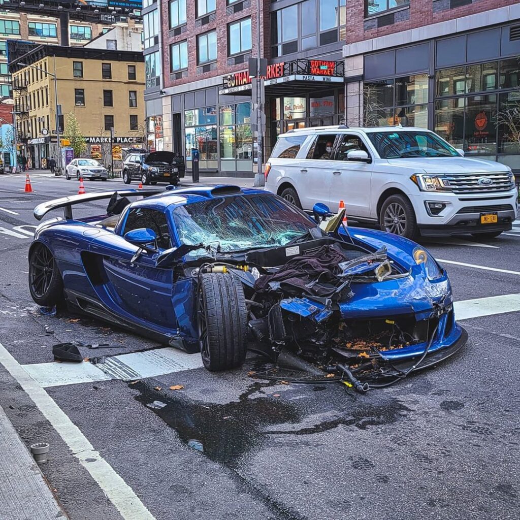 Un imbécile connu pour détruire ses Supercars réitère l'exploit à Midtown Manhattan